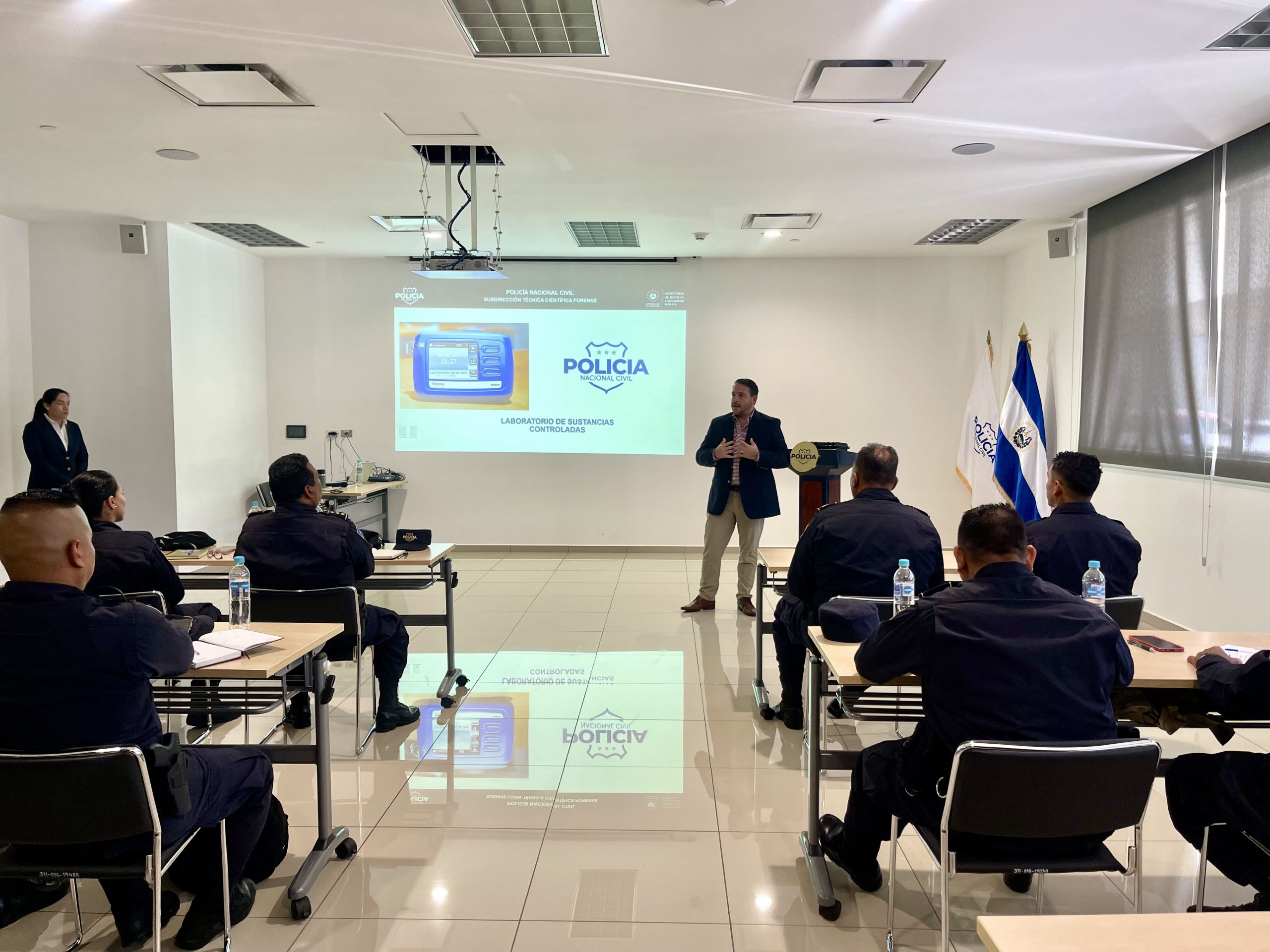 Entrega y entrenamiento de nuevo equipo identificador de drogas a la Unidad de C…