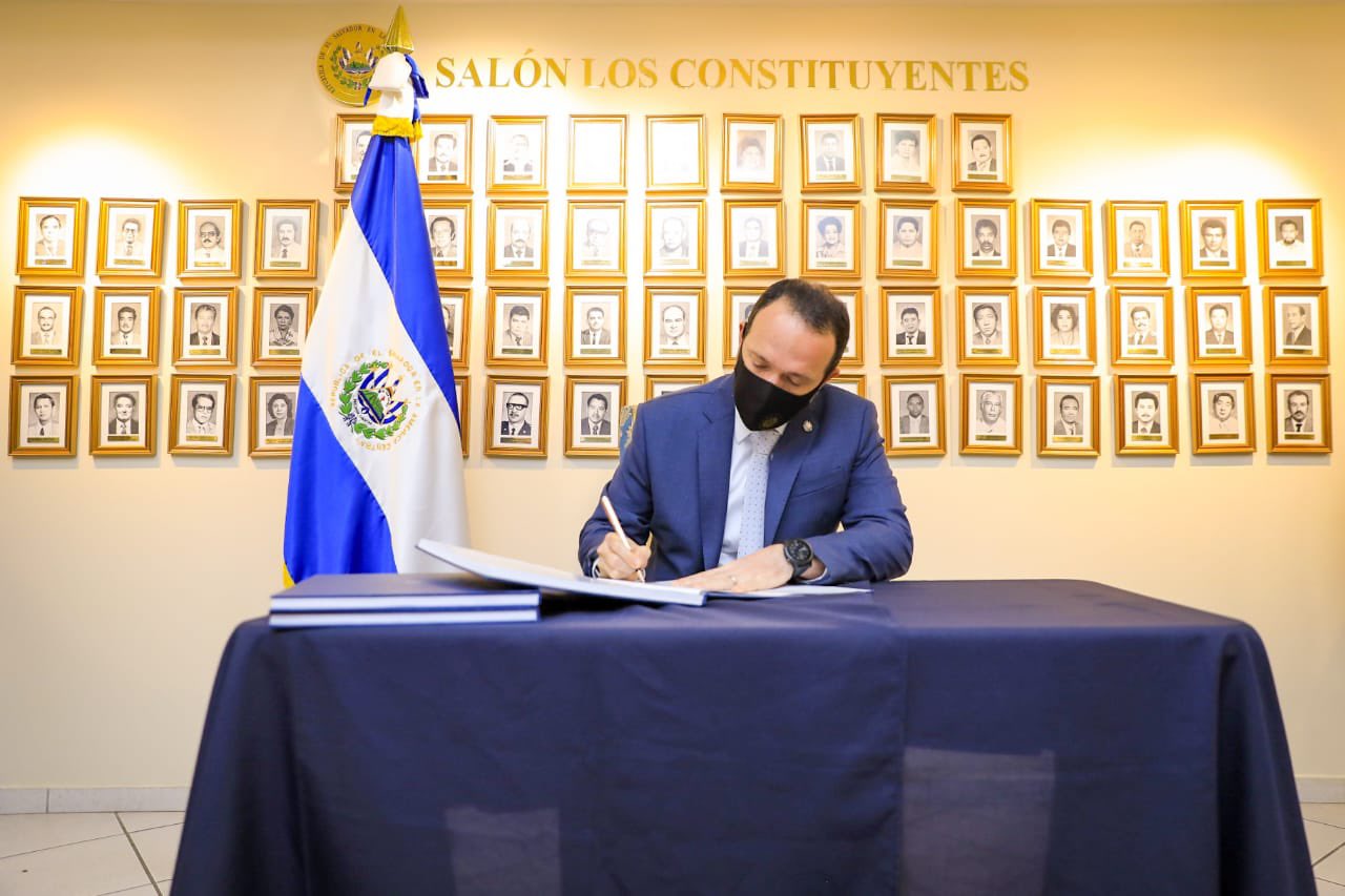 Ministro Gustavo Villatoro entrega Memoria de labores a pleno de Asamblea Legislativa