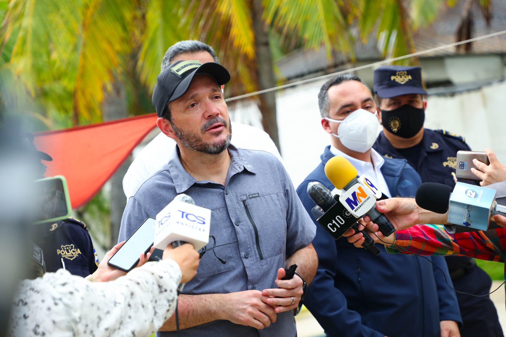 Ministro Gustavo Villatoro verifica procedimiento antinarcotráfico en La Paz