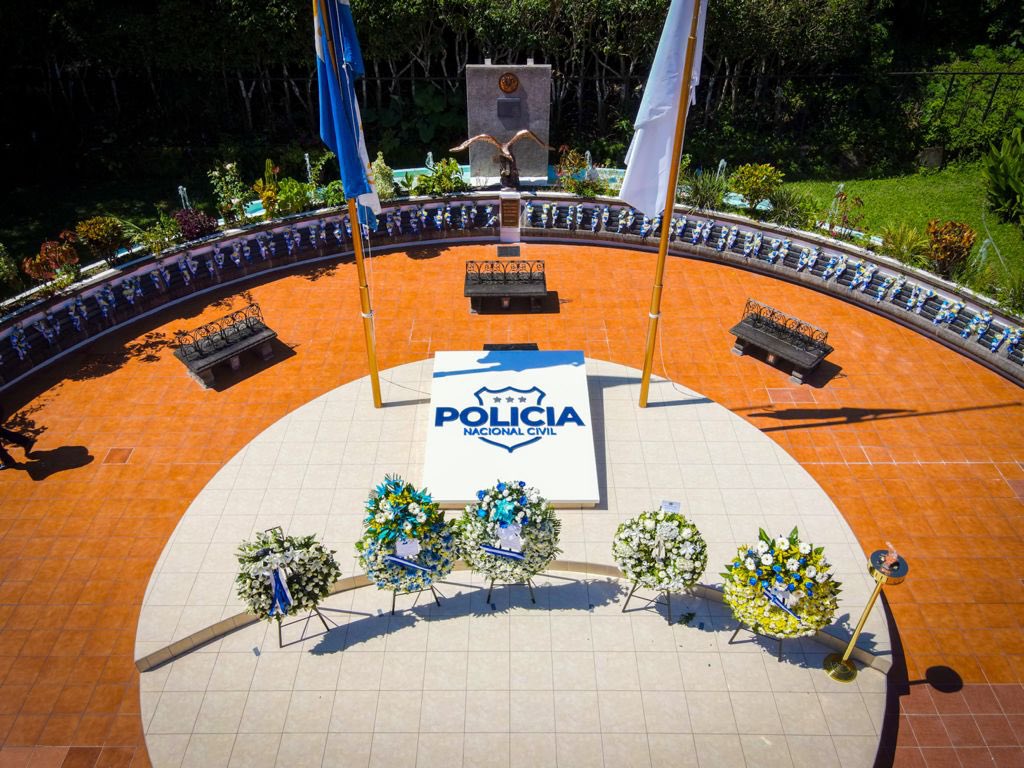 Gabinete de Seguridad rinde homenaje póstumo a los efectivos policiales que ofrendaron su vida en cumplimiento del deber