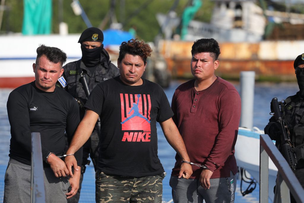 Policía Costera interviene lancha con tres salvadoreños que no justificaron más de $100 mil