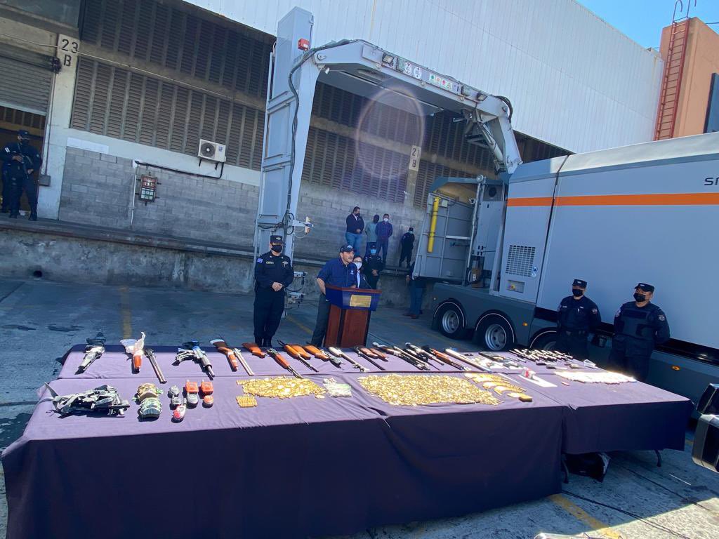 Aduanas y Policía decomisan armas y municiones en contenedor procedente de Estados Unidos