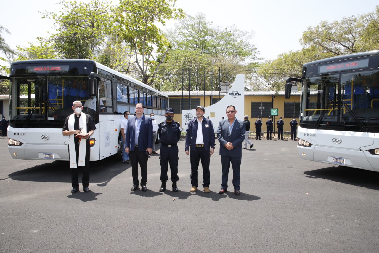 Ministro de Seguridad entrega a la ANSP autobuses para estudiantes y personal