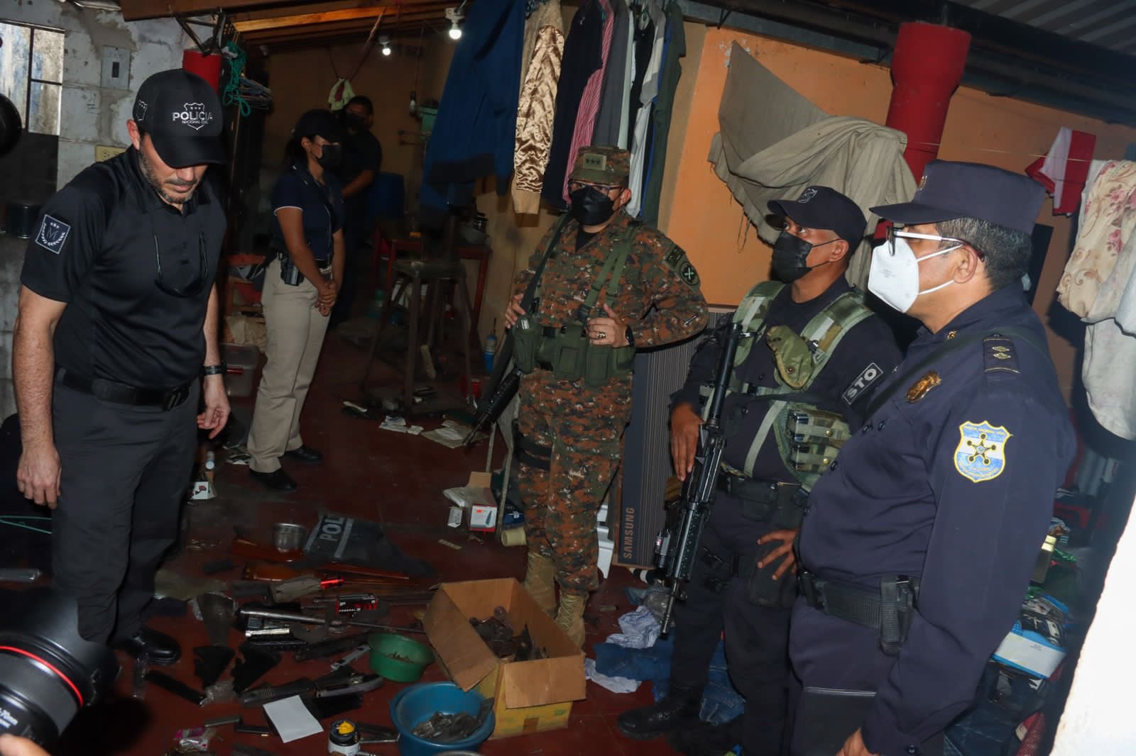 Allanan taller de armas propiedad de un agente policial