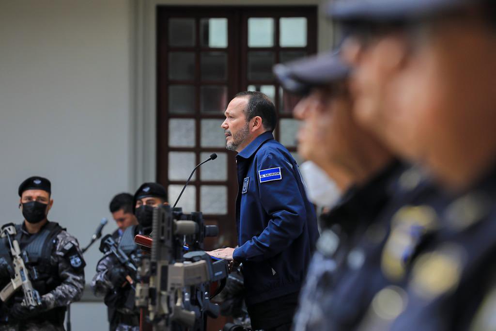 Armas tácticas y chalecos antibala para efectivos policiales involucrados en Guerra Contra Pandillas