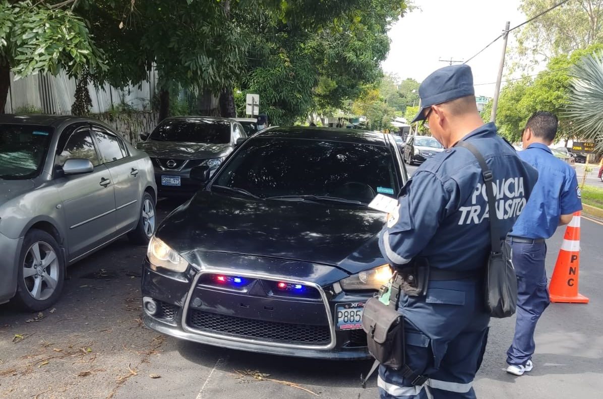 Policía sanciona y retira luces no autorizadas en vehículos particulares