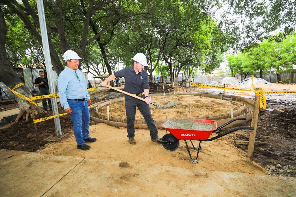 Ministro de Seguridad y alcalde de San Miguel colocan primera piedra de Parque Infantil