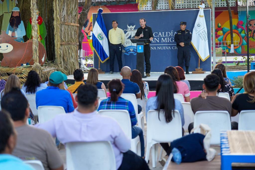 Ministro de Seguridad y alcalde de San Miguel inauguran moderno parque comunitario