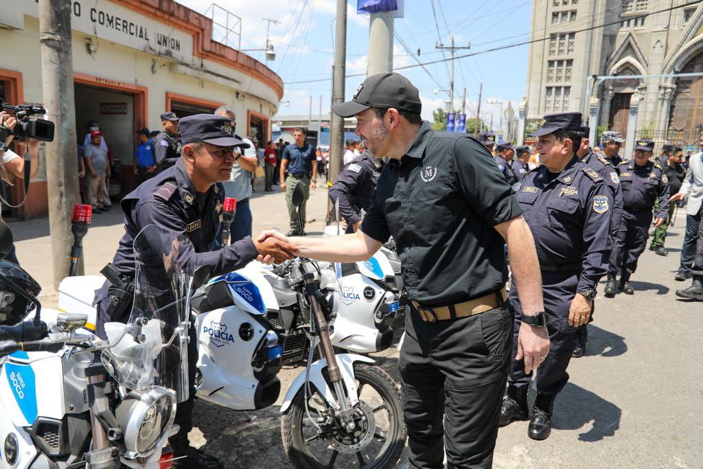 Ministro Gustavo Villatoro entrega motos eléctricas para unidades policiales