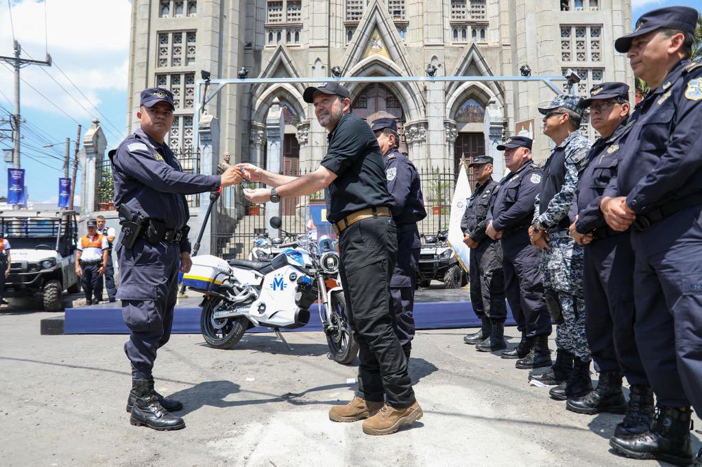 Ministro Gustavo Villatoro entrega motos eléctricas para unidades policiales