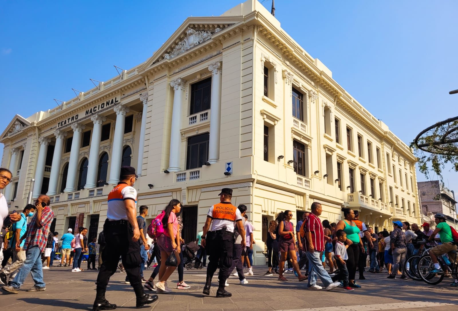 Miles de turistas disfrutan del Centro Histórico en paz y libertad