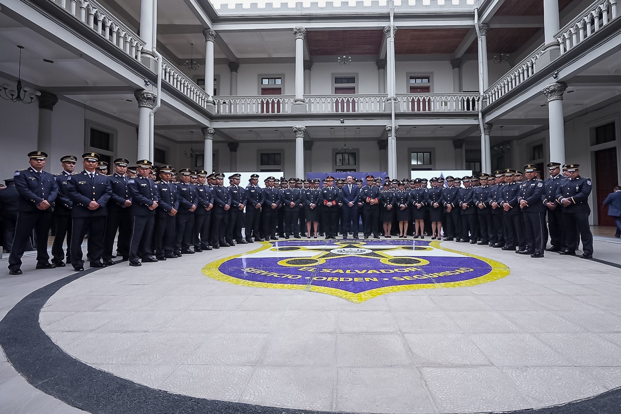 Ministro de Seguridad asciende a 78 mandos policiales desplegados en el territorio