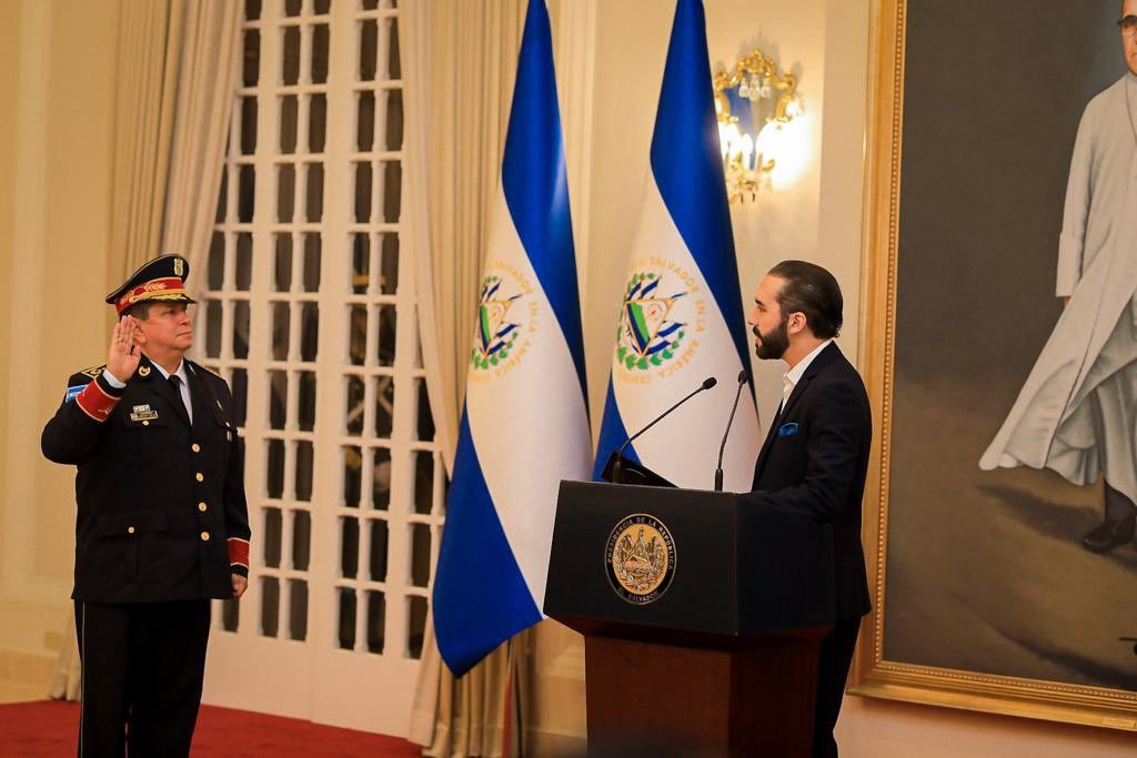 Presidente asciende a director de Policía como primer Comisionado General de la PNC