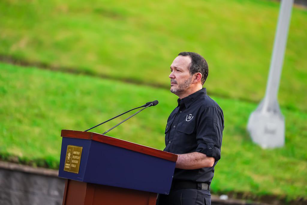 Ministro de Seguridad y director de la Policía juramentan a nuevos oficiales 
