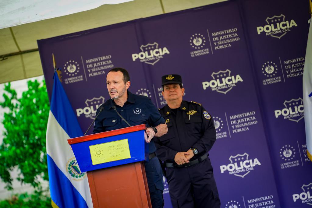 Ministro de Seguridad Gustavo Villatoro entrega vehículos y equipo a Policía de Tránsito, Turismo y Polipet