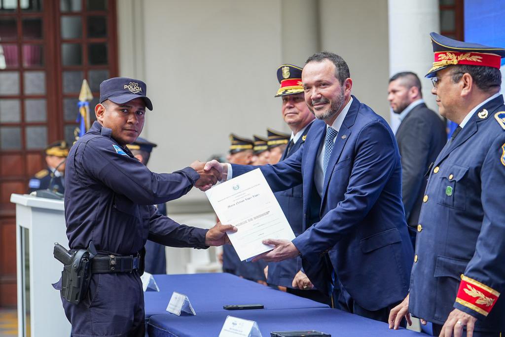 Oficiales de Policía reciben medallas al mérito por actos heroicos en favor de salvadoreños