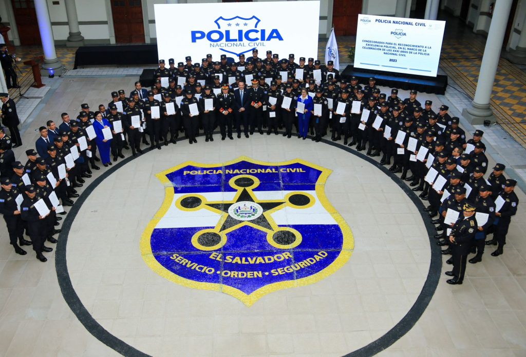 Oficiales de Policía reciben medallas al mérito por actos heroicos en favor de salvadoreños