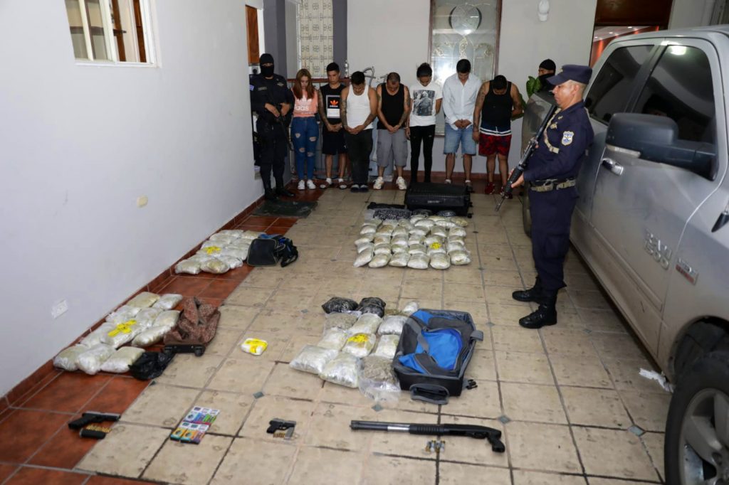 División Antinarcóticos captura a guatemaltecos y les incauta cocaína, marihuana y armas de fuego