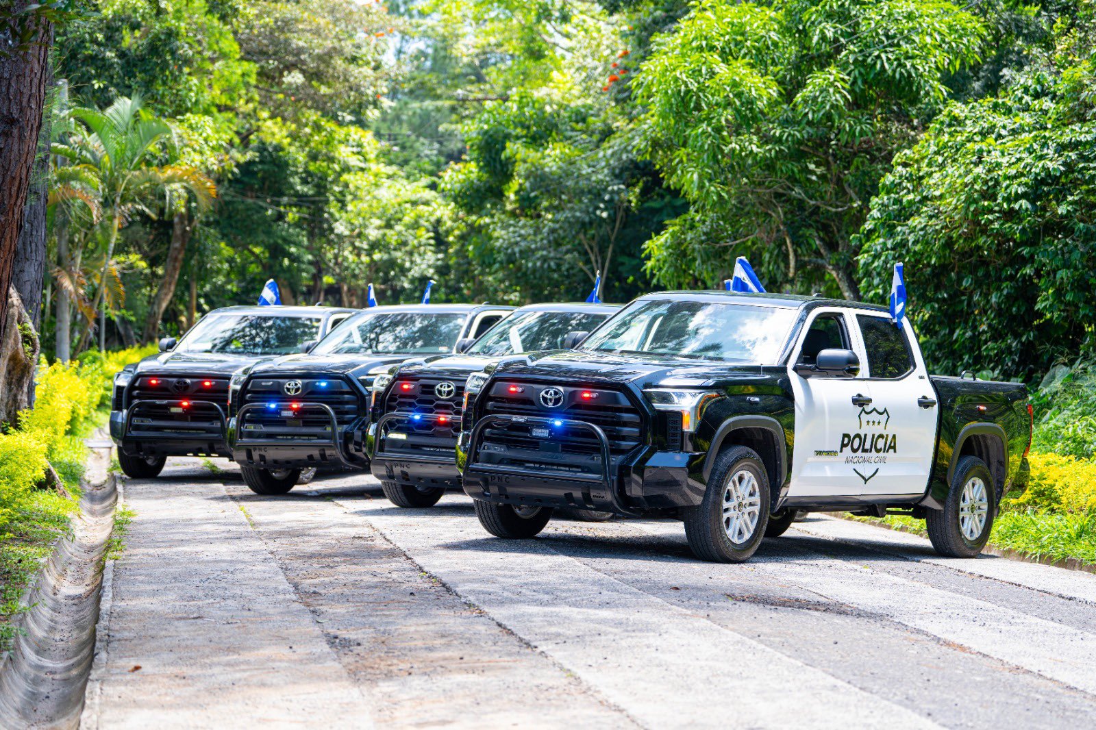 Entregan modernos vehículos a fuerzas especiales de Policía