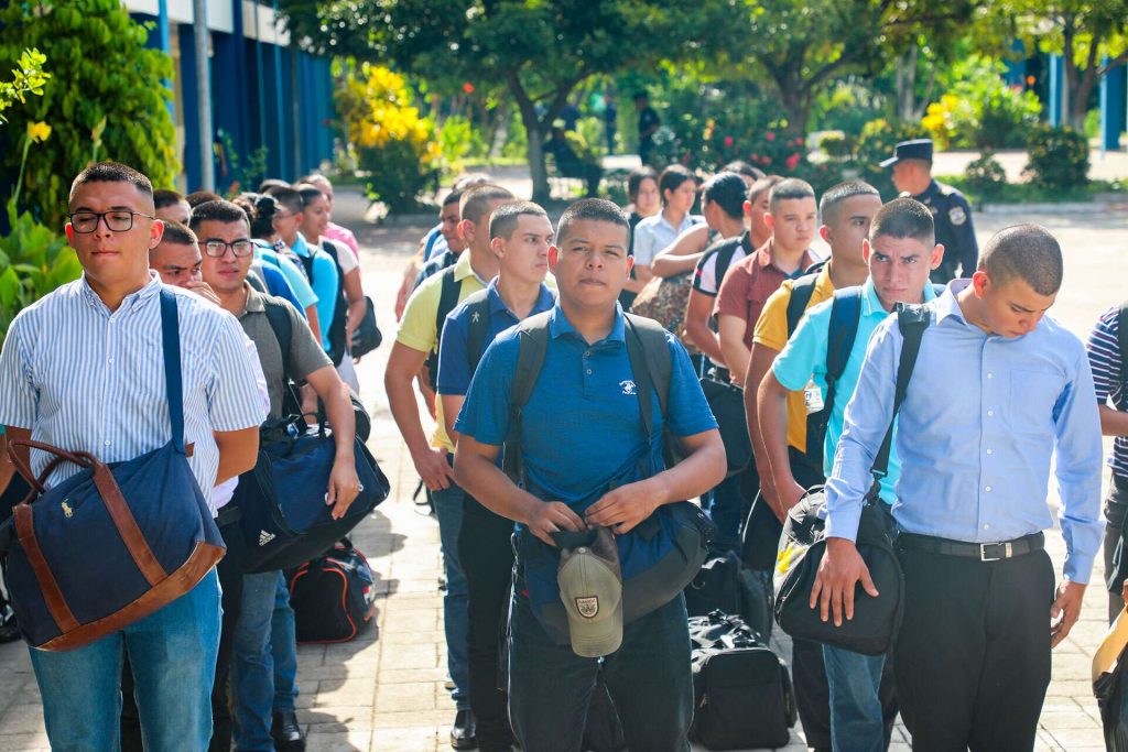 254 estudiantes inician proceso de formación para convertirse en futuros policías 
