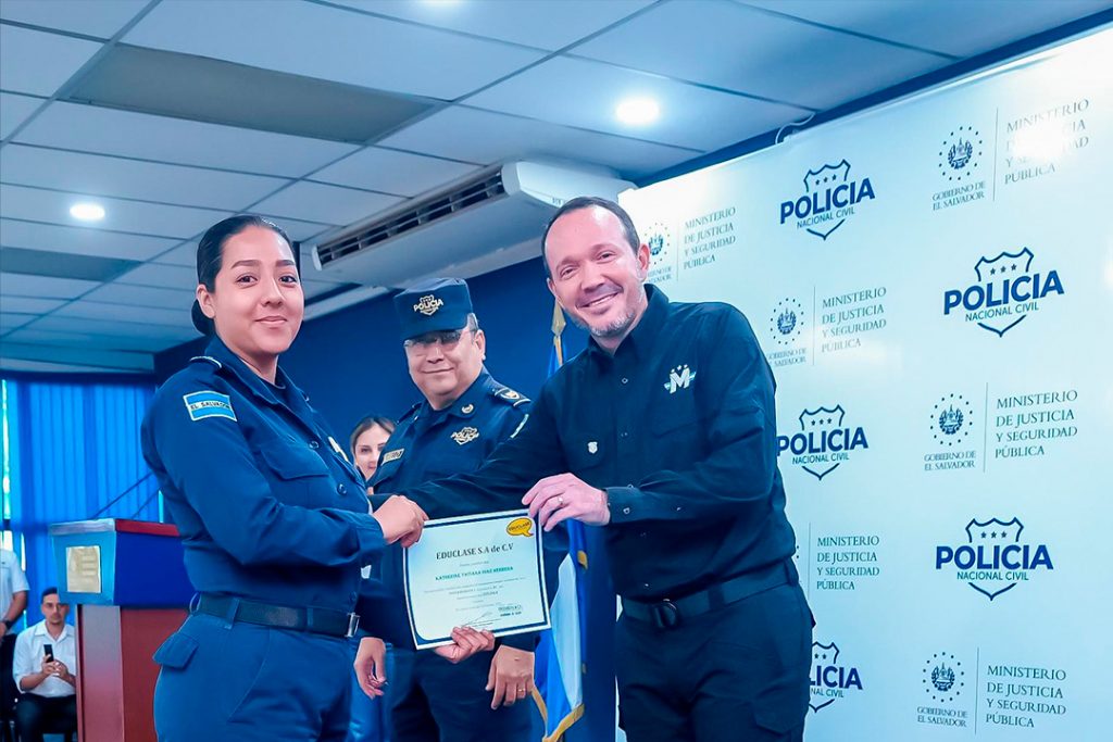 Clausuran Primer Curso de Inglés Intermedio para futuros oficiales de policía