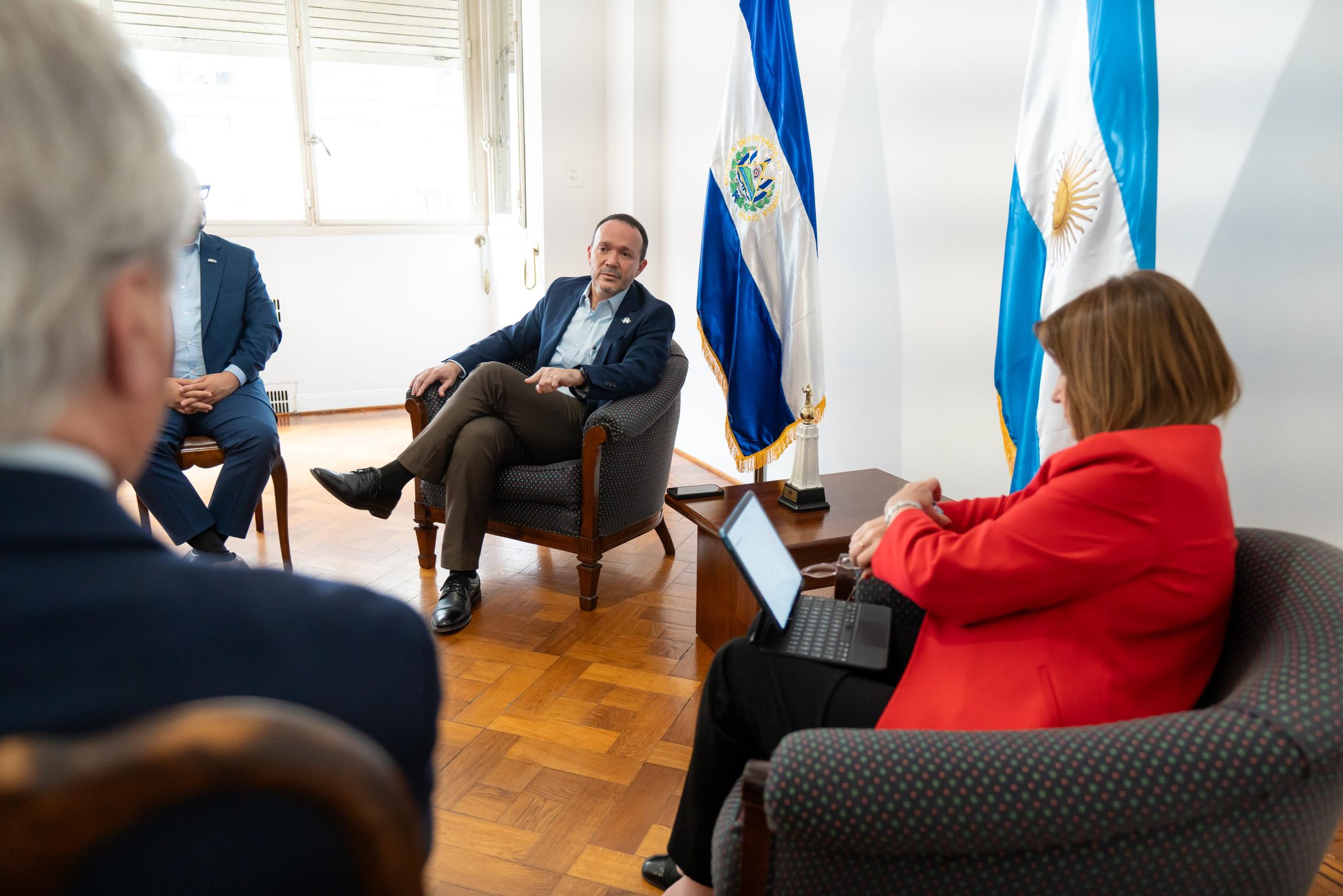 Futura ministra de Seguridad de Argentina se reúne con ministro Villatoro para analizar estrategias contra el crimen