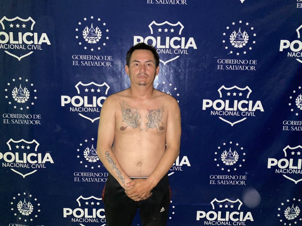 Policía captura a pandillero que intentó ocultar sus tatuajes alusivos la MS13