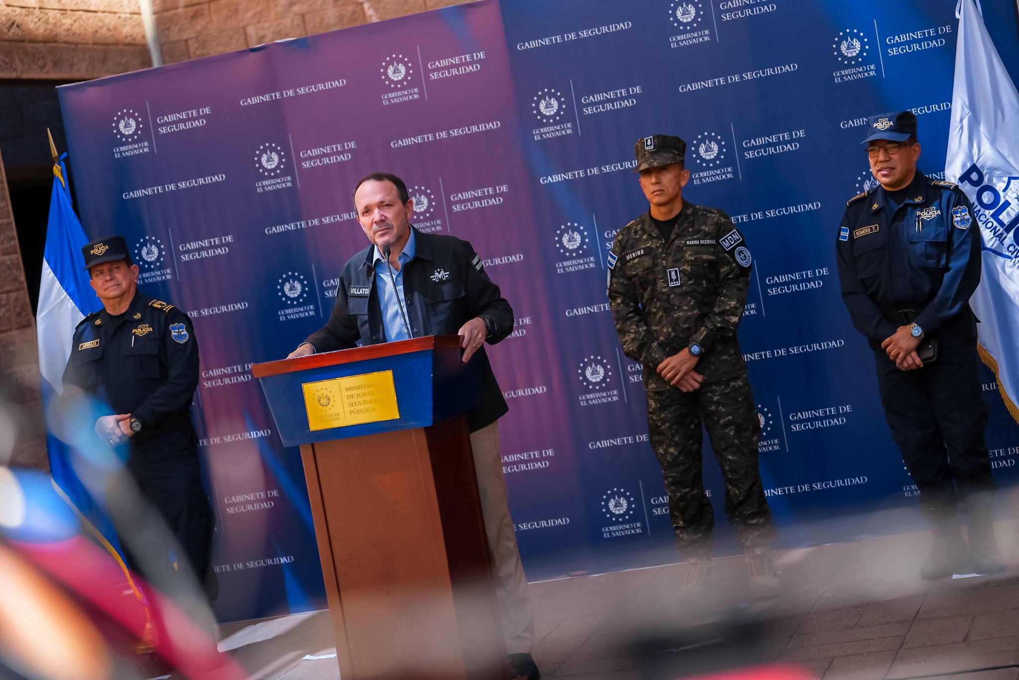 Ministro de Seguridad advierte cero tolerancia con manifestaciones de pandillas en centros escolares
