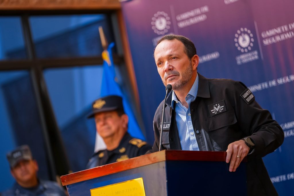 Ministro de Seguridad advierte cero tolerancia con manifestaciones de pandillas en centros escolares