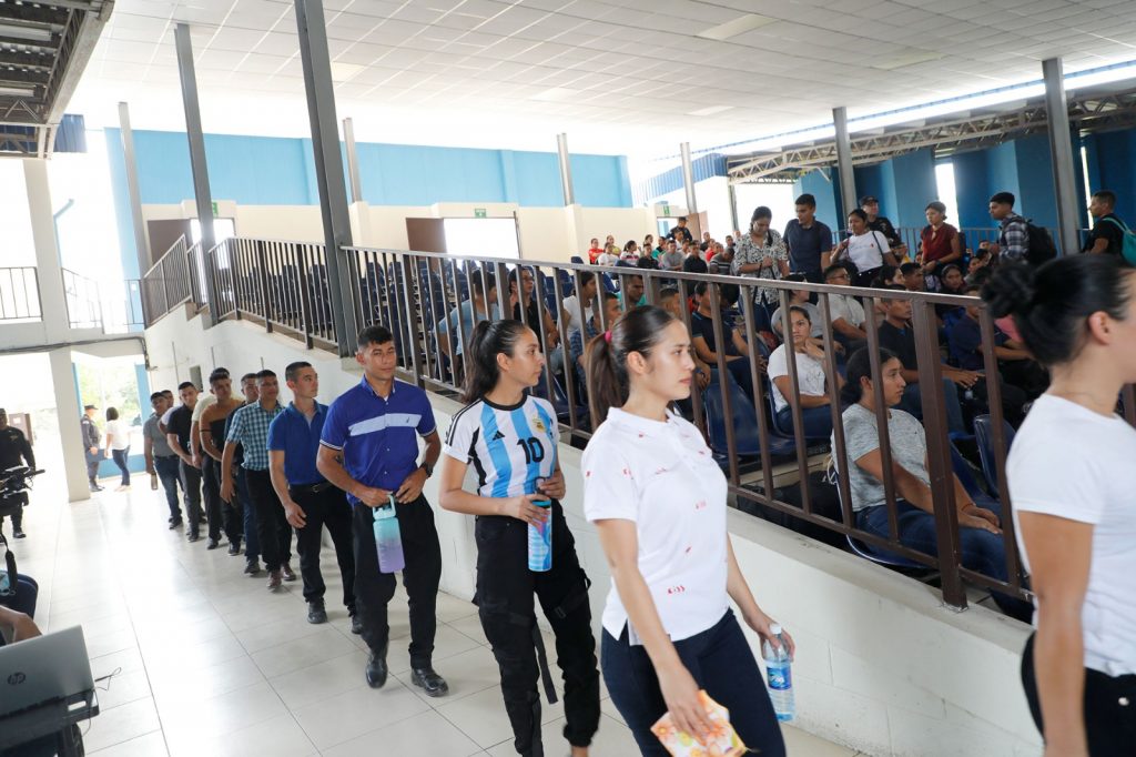 264 jóvenes inician proceso de formación para convertirse en oficiales de policía