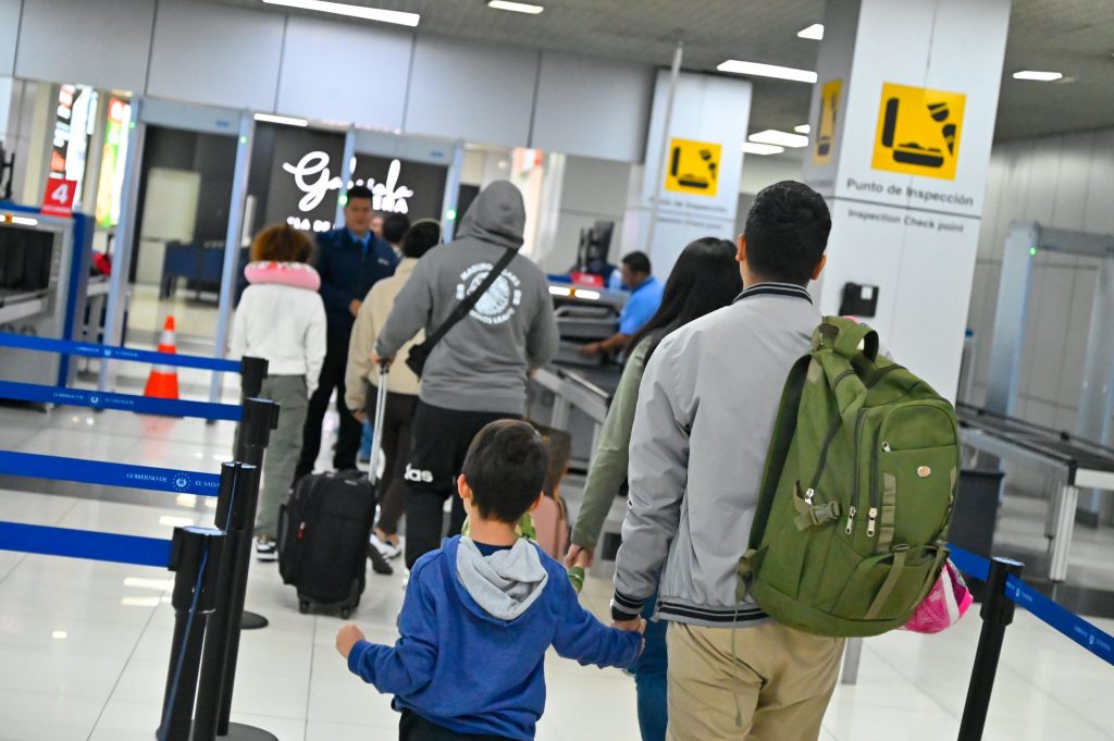 Migración anuncia nuevo sistema para que pasajeros de salida en aeropuerto no realicen control migratorio 
