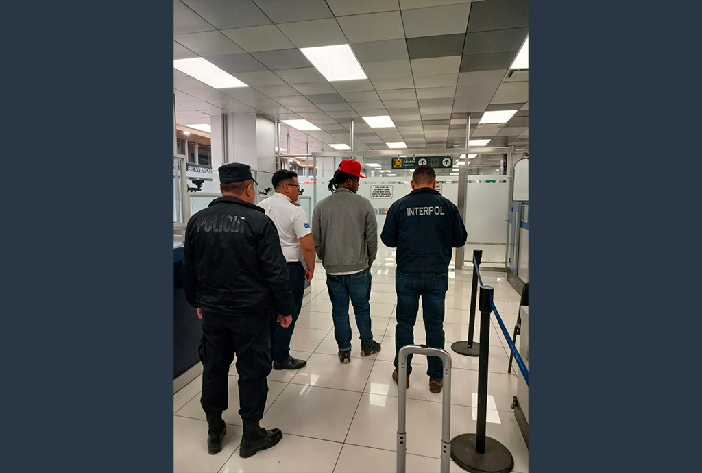 Dominicano que intentó ingresar con visa falsa a territorio salvadoreño tiene requerimiento de INTERPOL