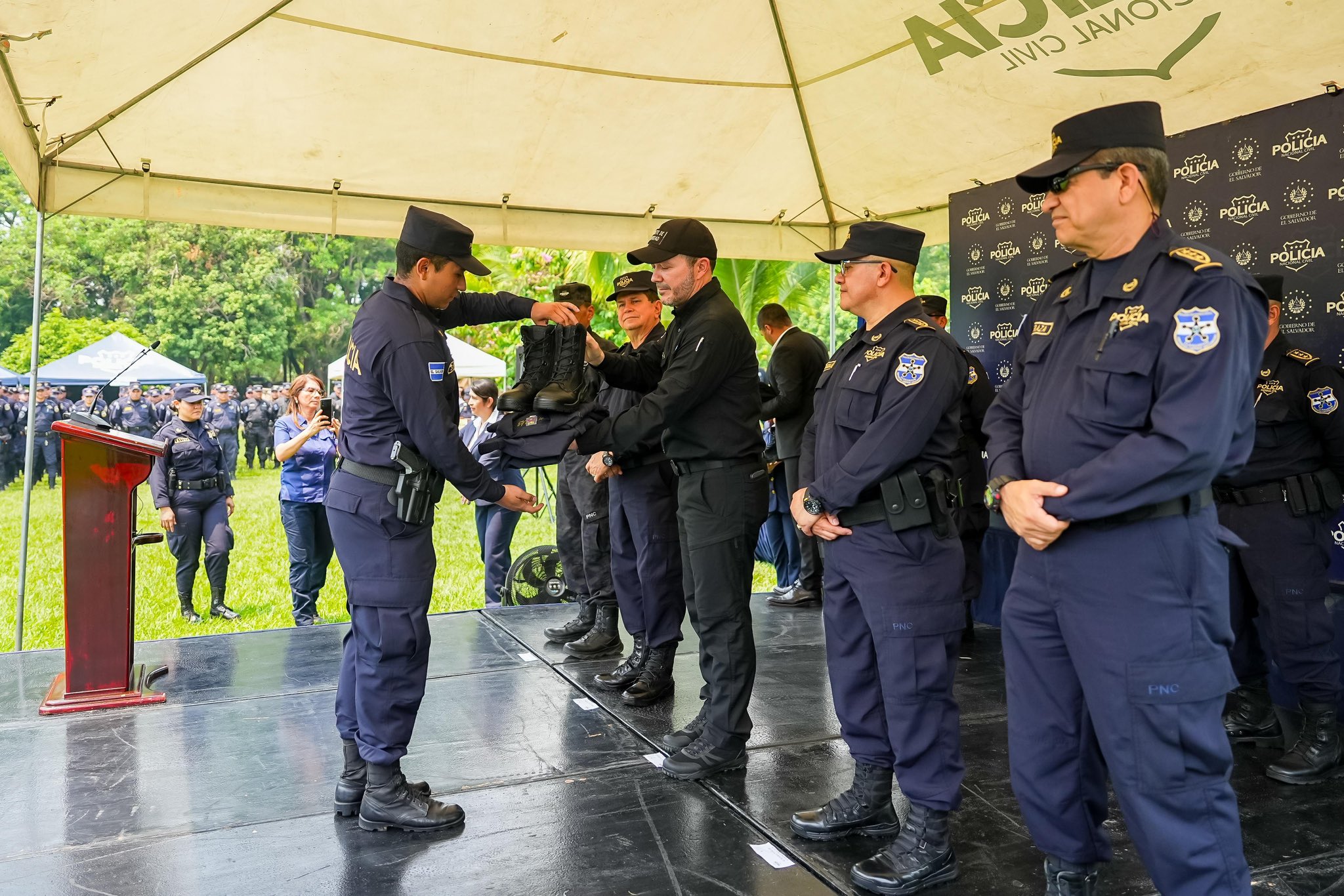 Unidades policiales de zona oriental reciben dotación de uniformes como parte del proceso de dignificación