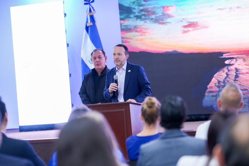 Ministro de Seguridad juramenta a nuevos salvadoreños procedentes de diversas partes del mundo
