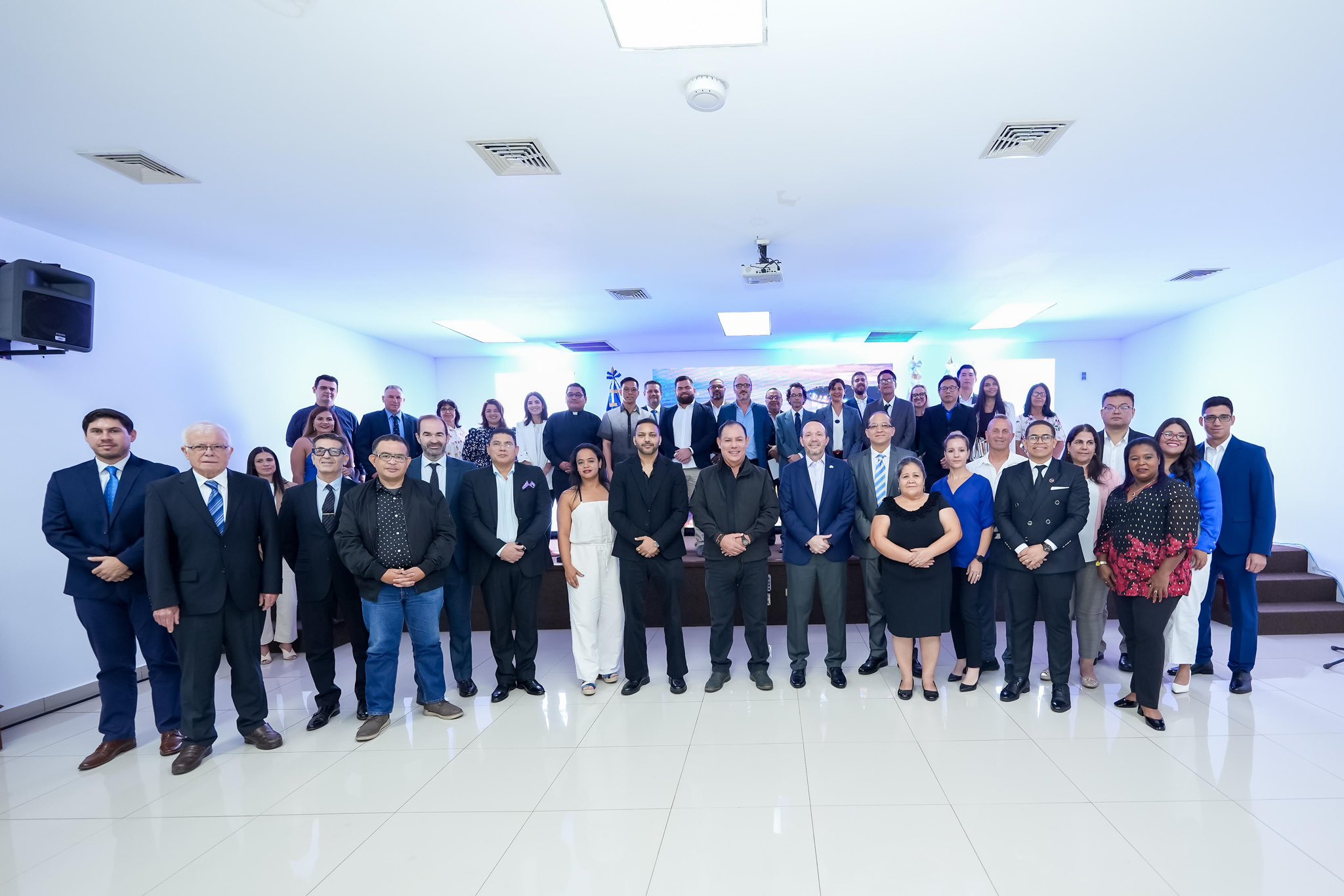 Ministro de Seguridad juramenta a nuevos salvadoreños procedentes de diversas partes del mundo