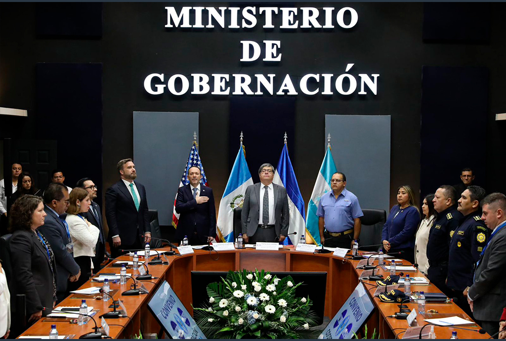Ministro Villatoro firma convenio con titulares de Seguridad de Guatemala y Honduras para fortalecer lucha contra el crimen