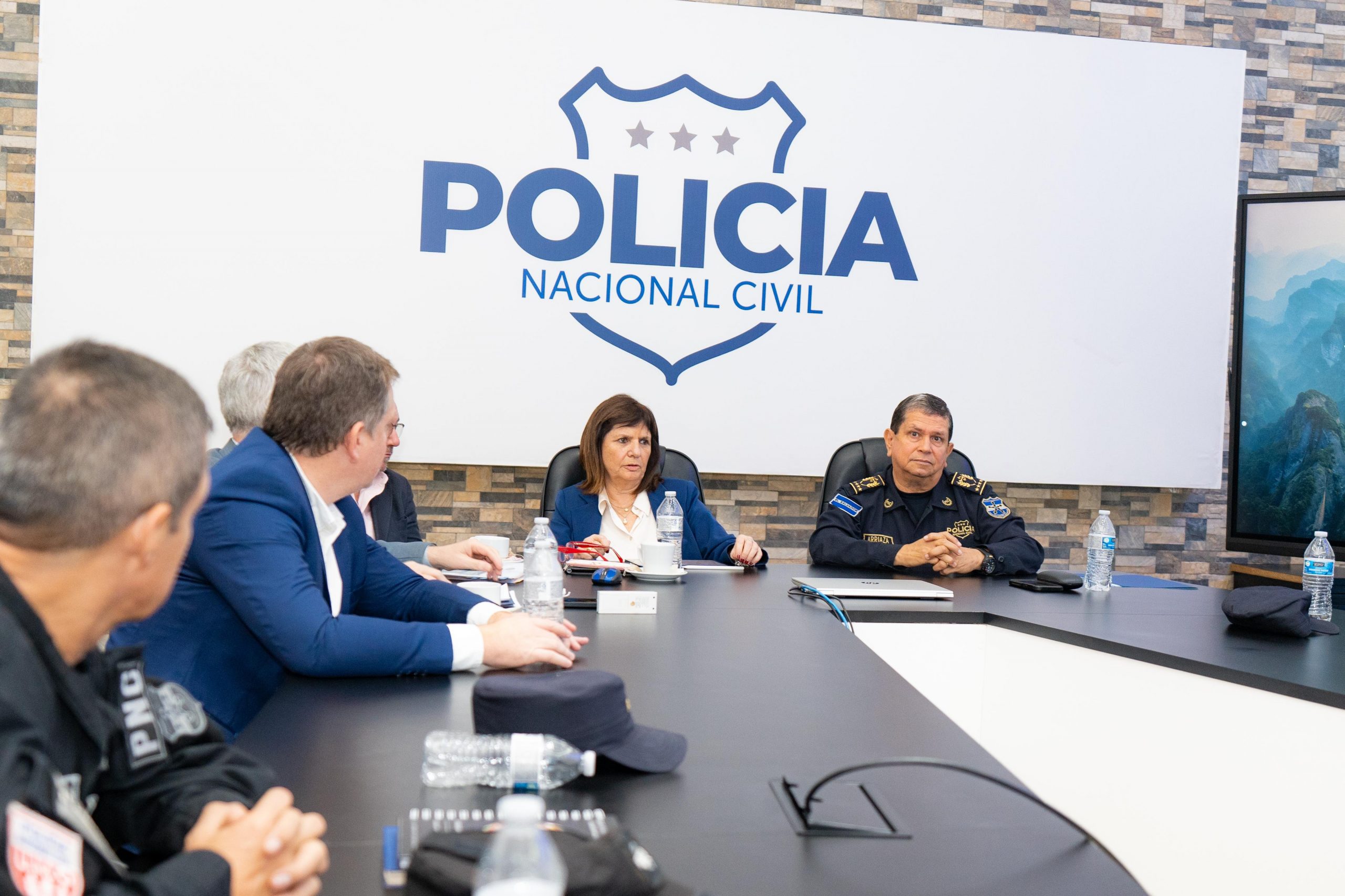 Ministra de Seguridad de Argentina reconoce labor de Policía salvadoreña en lucha contra las mafias