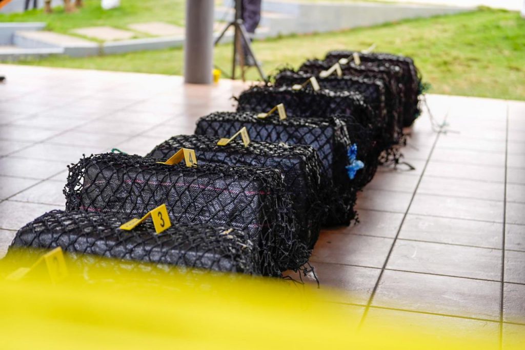 Presentan droga valorada en más de $19 millones y tres ecuatorianos que la transportaban