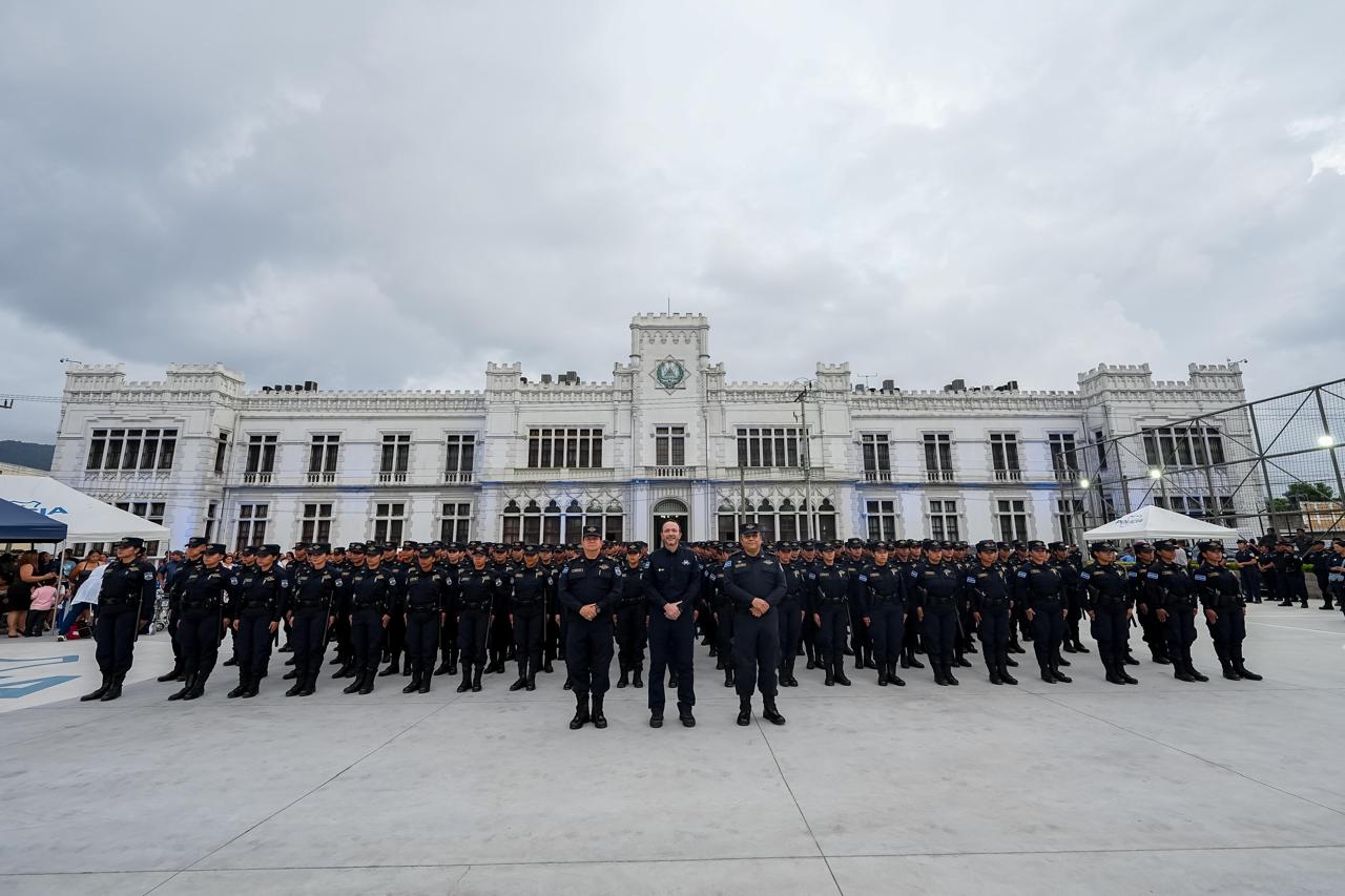 Juramentan y envían al territorio a 247 nuevos oficiales de policía
