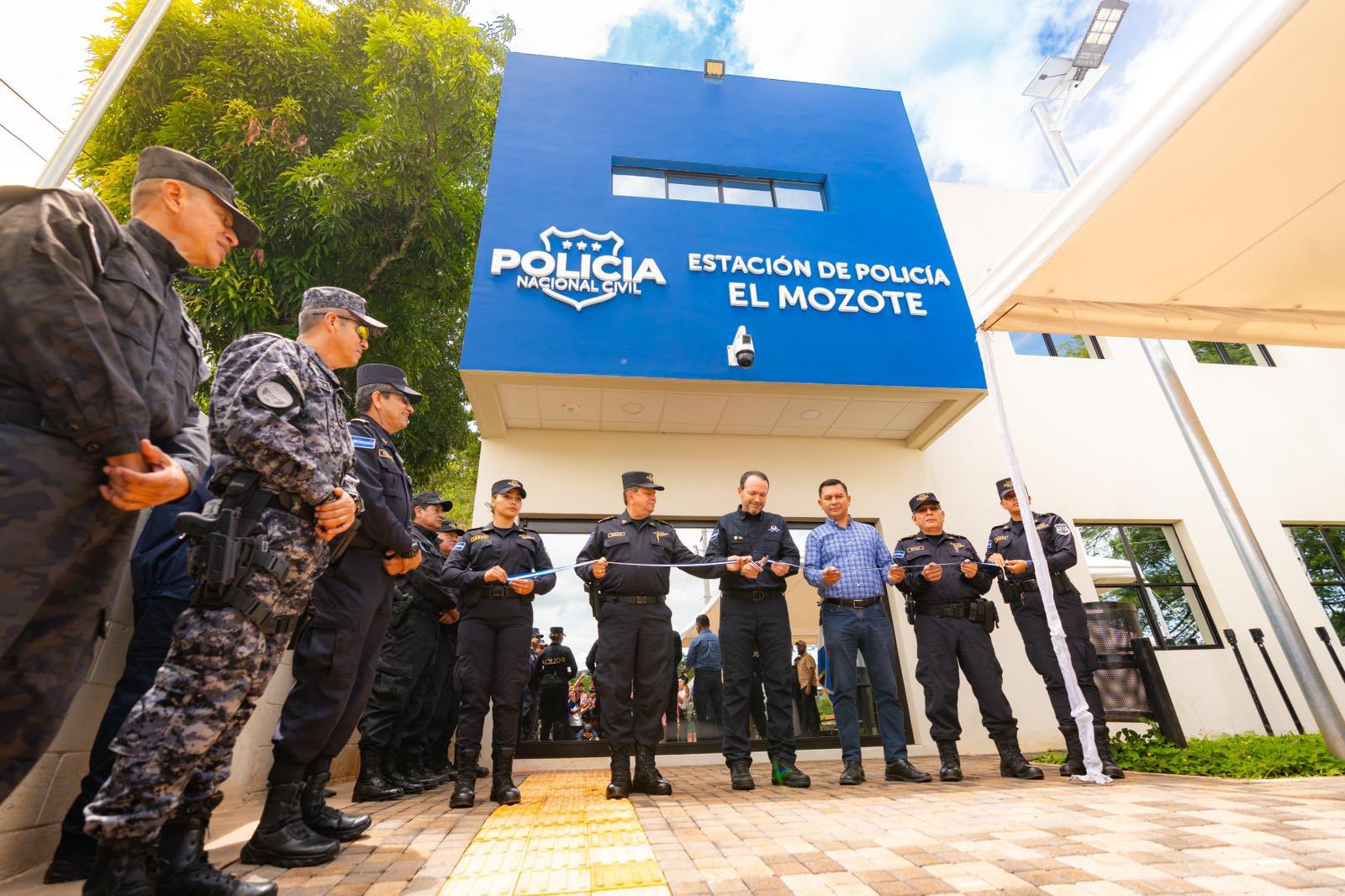 Ministro de Seguridad y director de Policía entregan moderna sede policial en El Mozote, Morazán