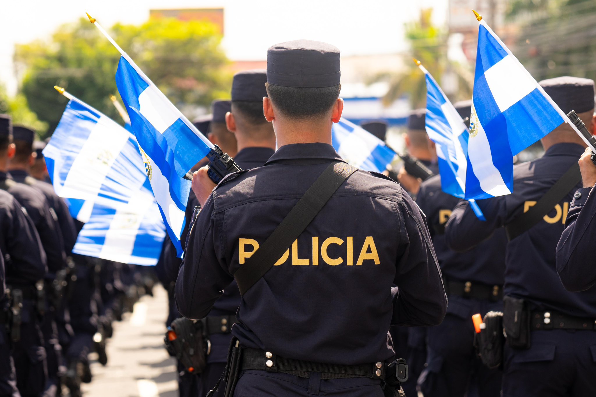 Salvadoreños conmemoran 203 años de independencia rindiendo honor a los héroes que ofrendaron su vida en el cumplimiento del deber