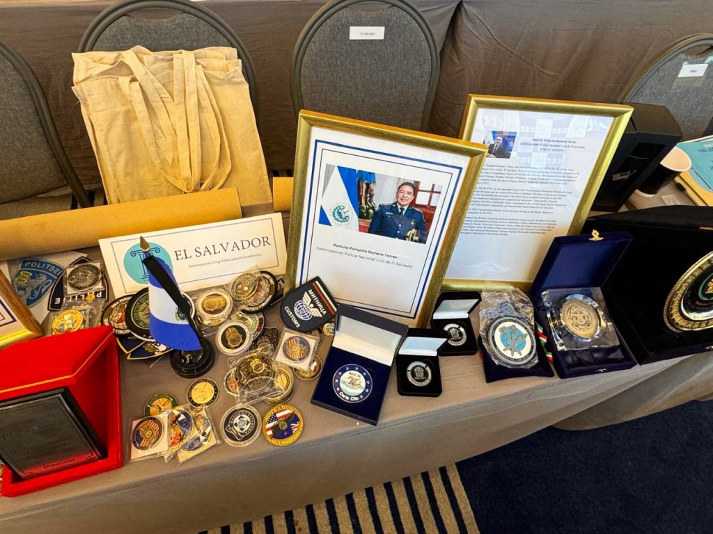 Rinden homenaje póstumos a director y subdirectores de policía en Europa