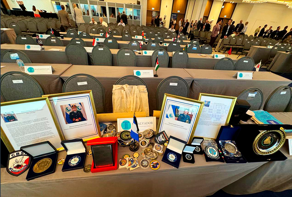 Rinden homenaje póstumos a director y subdirectores de policía en Europa