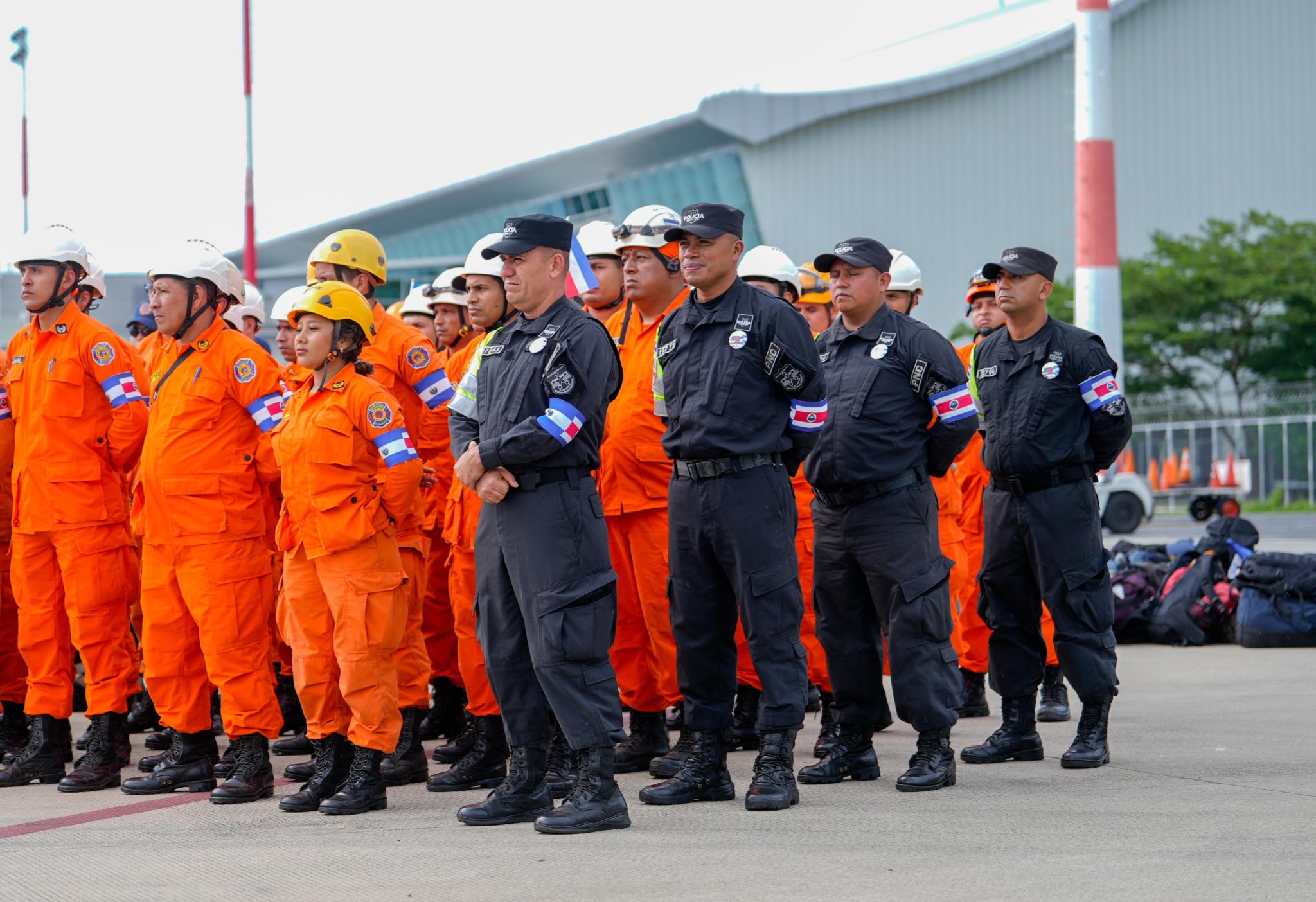 Bienvenida para efectivos policiales que brindaron ayuda en Costa Rica