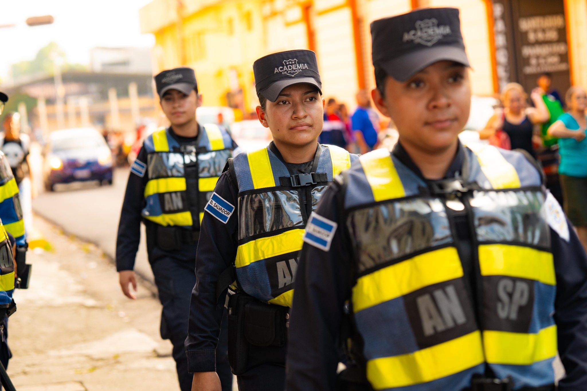 Futuros oficiales de policía desplegados en Centro Histórico