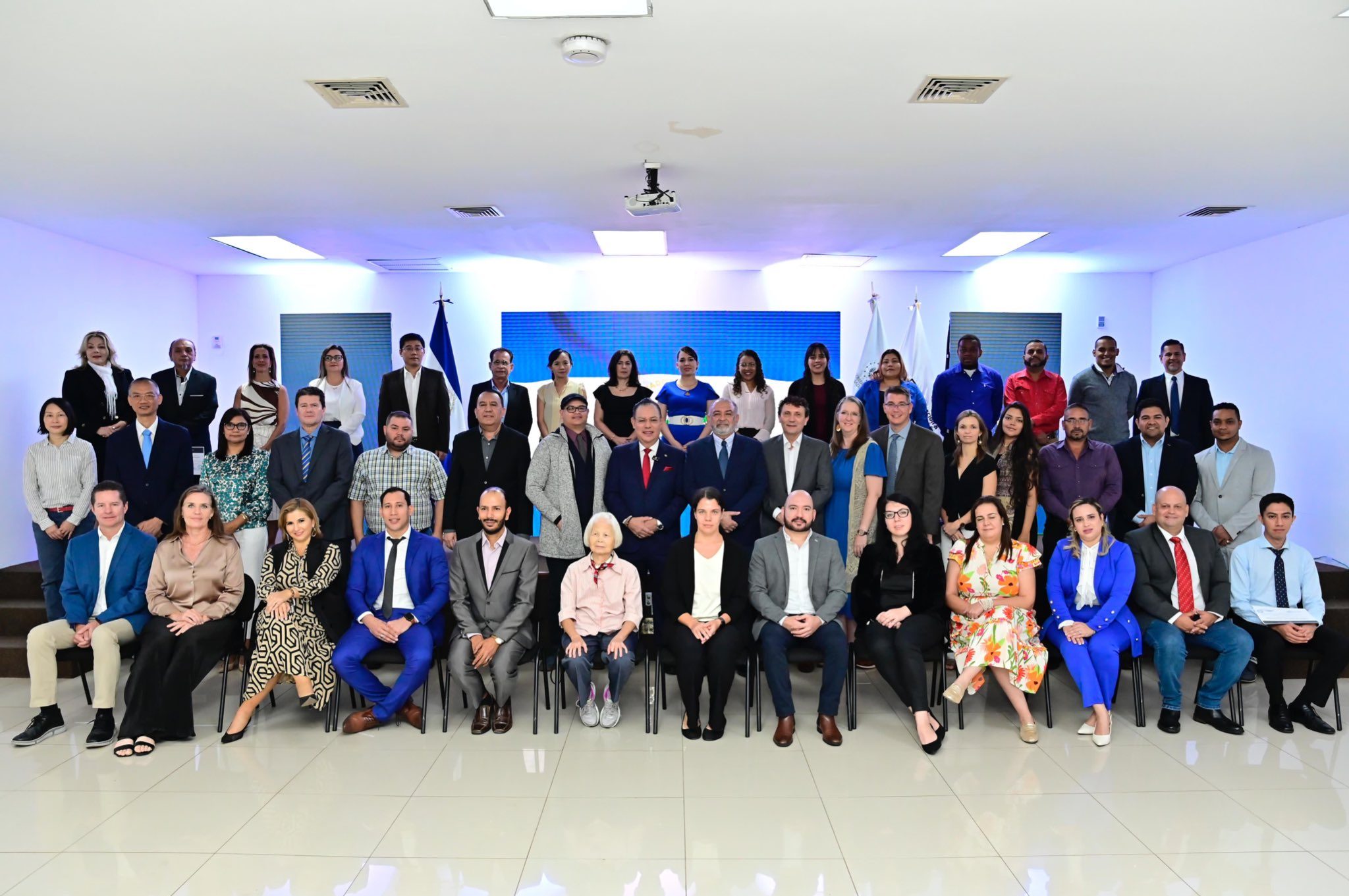 Migración juramenta a 44 nuevos salvadoreños