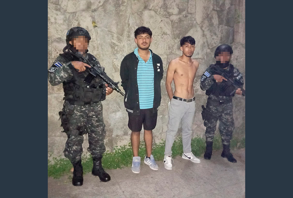 Policía captura a sujetos con varias porciones de marihuana y una moto sin documentos
