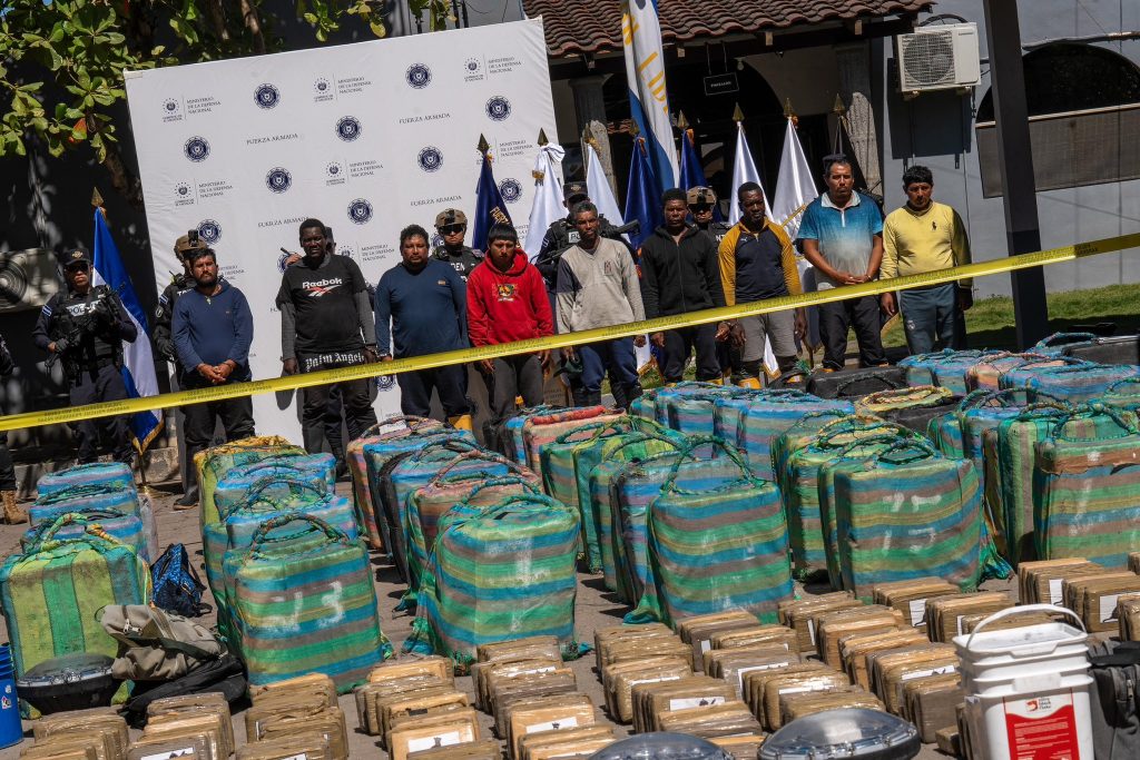 Presentan 4.3 toneladas de cocaína decomisadas a estructuras del narcotráfico en el inicio del 2025