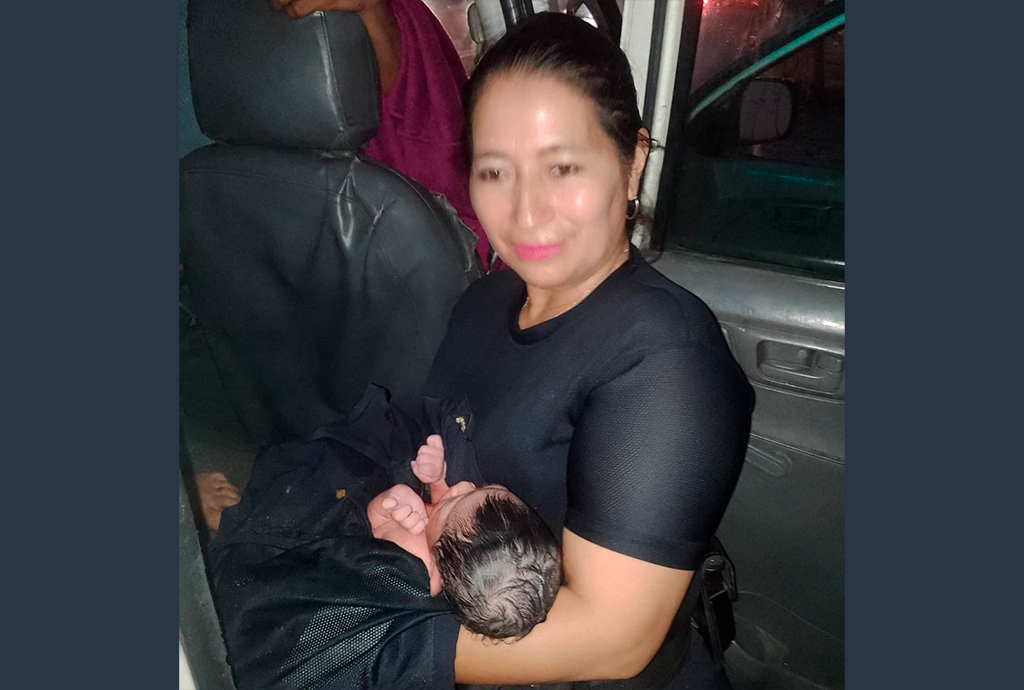 Ministro Gustavo Villatoro felicita a una oficial de la Policía que atendió a mujer en labor de parto