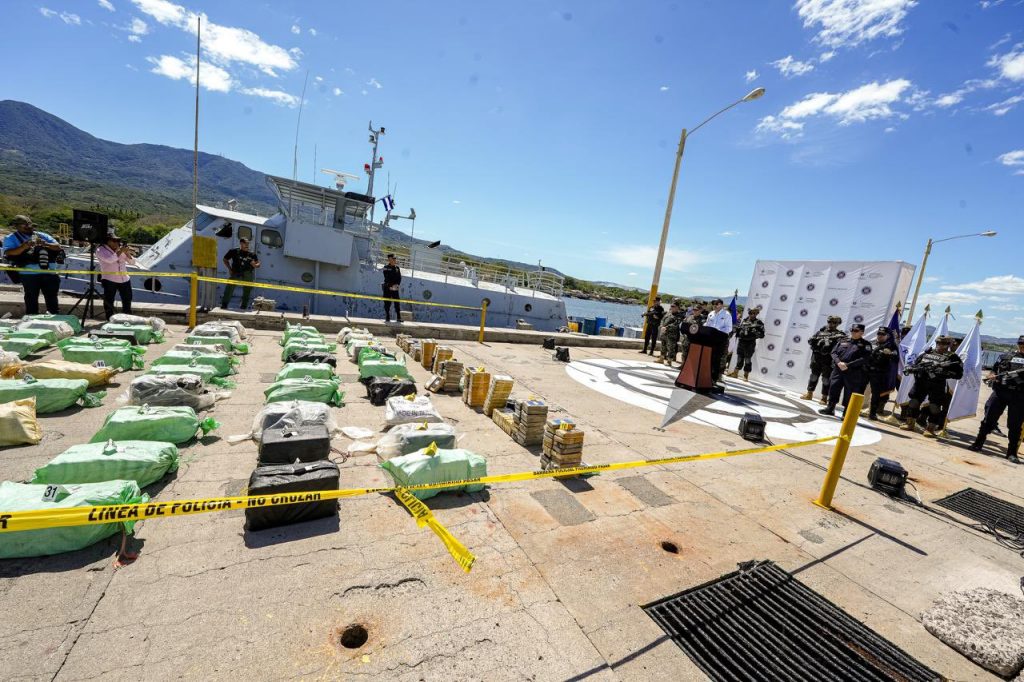 Presentan 1.5 toneladas de droga incautada en barcos pesqueros